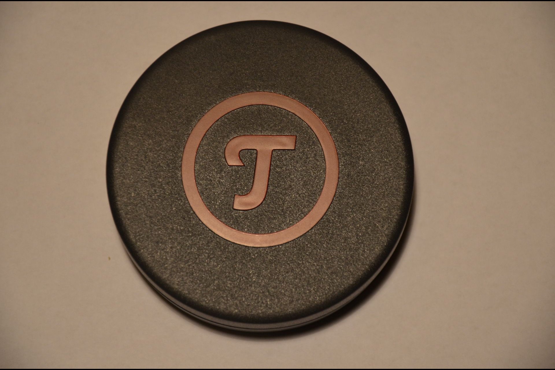 Sehr originell ist die Fernbedienung in Form eines Eishockeypucks.